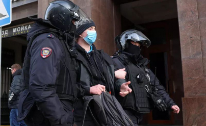 Tinerii rusi relateaza cum razboiul din Ucraina le dezbina familiile: „Mama spune ca eu sunt un prost” Tinerii rusi relateaza cum razboiul din Ucraina le dezbina familiile: „Mama spune ca eu sunt un prost”