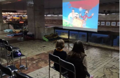 Statiile de metrou folosite drept adaposturi in Kiev vor proiecta filme pentru a imbunatati starea morala a civililor