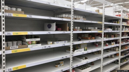 Rafturi goale in magazinele din sudul Rusiei. Oamenii cumpara zahar, sare, ulei de floarea soarelui, hrisca si alte produse cu o durata lunga de valabilitate Rafturi goale in magazinele din sudul Rusiei. Oamenii cumpara zahar, sare, ulei de floarea soarelui, hrisca si alte produse cu o durata lunga de valabilitate