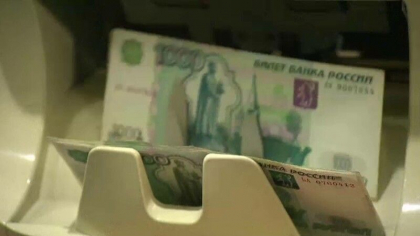 Rubla ruseasca a inregistrat un nou minim-record fata de dolar si euro. Banca Rusiei a interzis rusilor sa mai cumpere valuta