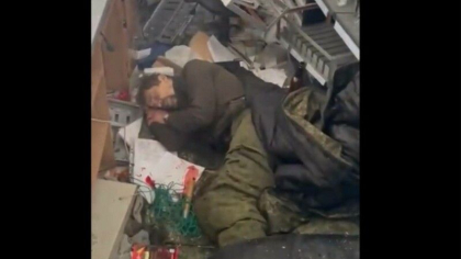 Soldat rus, gasit lesinat intr-un magazin de bauturi, dupa ce a baut tot ce a vrut - VIDEO Soldat rus, gasit lesinat intr-un magazin de bauturi, dupa ce a baut tot ce a vrut - VIDEO