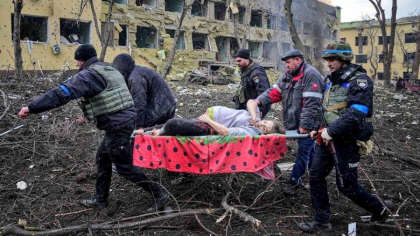 Rusia sustine ca bombardarea maternitatii din Mariupol este fake news. Imaginile arata insa femei insarcinate carate pe targa Rusia sustine ca bombardarea maternitatii din Mariupol este fake news. Imaginile arata insa femei insarcinate carate pe targa