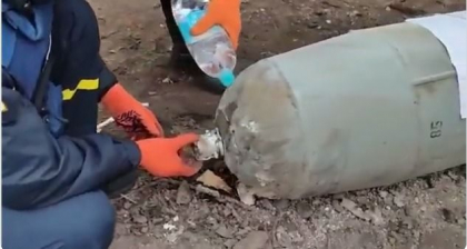 Doi pirotehnisti ucraineni dezamorseaza o bomba care ar putea distruge o cladire, doar cu mainile si un PET de apa - VIDEO Doi pirotehnisti ucraineni dezamorseaza o bomba care ar putea distruge o cladire, doar cu mainile si un PET de apa - VIDEO