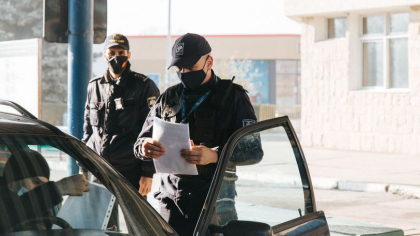 Doi cetateni straini, prinsi cu permise de conducere false la frontiera. Acestia au fost lasati sa plece, insa sunt cercetati penal Doi cetateni straini, prinsi cu permise de conducere false la frontiera. Acestia au fost lasati sa plece, insa sunt cercetati penal