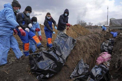 Imagini tulburatoare cu oameni ingropati in santuri, in saci sau inveliti cu paturi, la Mariupol, orasul aflat sub asediu Imagini tulburatoare cu oameni ingropati in santuri, in saci sau inveliti cu paturi, la Mariupol, orasul aflat sub asediu
