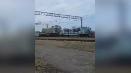 Un tren militar blindat rusesc a aparut pe o linie feroviara din Ucraina - VIDEO Un tren militar blindat rusesc a aparut pe o linie feroviara din Ucraina - VIDEO