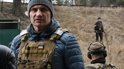In timp ce trupele rusesti se apropie de Kiev, primarul Vitali Kliciko spune ca orasul mai are provizii pentru doua saptamani

