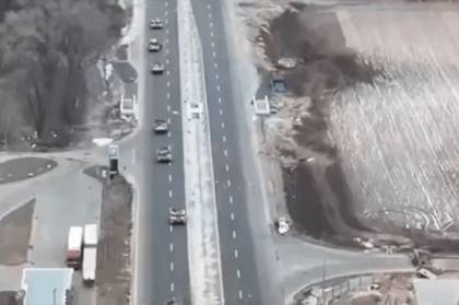 Imagini dramatice cu blindate distruse si militari mitraliati in timp ce incearca sa scape dintr-o ambuscada
