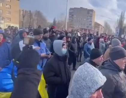 VIDEO Ucrainenii din Melitopol au iesit in strada cerand eliberarea primarului, rapit vineri de soldati rusi
VIDEO Ucrainenii din Melitopol au iesit in strada cerand eliberarea primarului, rapit vineri de soldati rusi