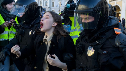 Regimul Putin a arestat peste 250 de protestatari care manifestau impotriva razboiului din Ucraina Regimul Putin a arestat peste 250 de protestatari care manifestau impotriva razboiului din Ucraina
