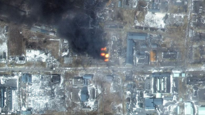 Mariupol e in faza de dezastru umanitar. Oamenii care au ramas blocati in oras topesc zapada sau cauta apa in conductele subterane Mariupol e in faza de dezastru umanitar. Oamenii care au ramas blocati in oras topesc zapada sau cauta apa in conductele subterane