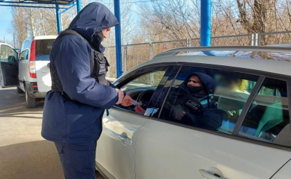 Un barbat a fost retinut la frontiera de stat, dupa ce politia a gasit asupra lui doua permise de conducere falsificate
