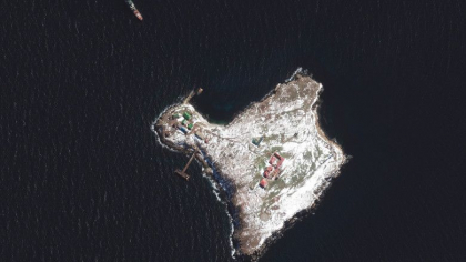 Imagine din satelit cu Insula Serpilor: Cladirile sunt avariate, o nava rusa de debarcare e ancorata in apropiere Imagine din satelit cu Insula Serpilor: Cladirile sunt avariate, o nava rusa de debarcare e ancorata in apropiere