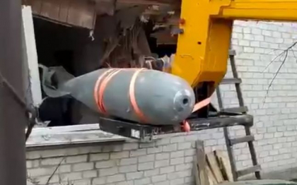 Cum au reusit autoritatile din Ucraina sa scoata o bomba uriasa, neexplodata, dintr-un apartament din Cernihiv - VIDEO Cum au reusit autoritatile din Ucraina sa scoata o bomba uriasa, neexplodata, dintr-un apartament din Cernihiv - VIDEO