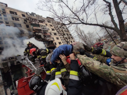 Cel putin un mort si 12 raniti la Kiev, intr-un atac rusesc de artilerie in cartierul Obolon, vizand un bloc de opt etaje - FOTO/VIDEO