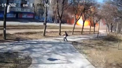 Momentul in care o racheta loveste o strada circulata din Kiev - VIDEO Momentul in care o racheta loveste o strada circulata din Kiev - VIDEO