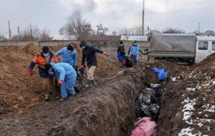 Gropi comune in mai multe orase din Ucraina. Civilii sunt ingropati acolo, unii neidentificati, deoarece cimitirele sunt la periferie, spatii controlate de trupele ruse Gropi comune in mai multe orase din Ucraina. Civilii sunt ingropati acolo, unii neidentificati, deoarece cimitirele sunt la periferie, spatii controlate de trupele ruse