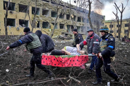 Femeia insarcinata, scoasa pe targa din maternitatea bombardata de rusi, a murit. "Omorati-ma", a strigat cand a aflat ca-si pierde bebelusul