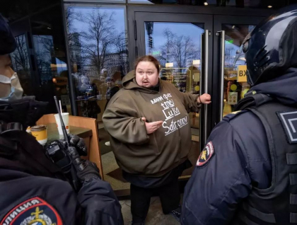 Un rus s-a legat de usa unui McDonald’s din Moscova. „Am mai mult de 270 kg, e alegerea mea. Acum sunt lipsit de mancarea pe care am mancat-o toata viata” - VIDEO
Un rus s-a legat de usa unui McDonald’s din Moscova. „Am mai mult de 270 kg, e alegerea mea. Acum sunt lipsit de mancarea pe care am mancat-o toata viata” - VIDEO