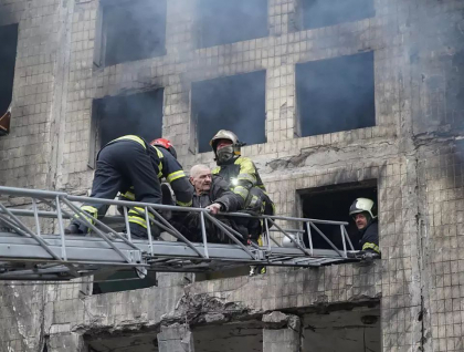 Supravietuitorii atacului asupra unui bloc din Kiev, scosi de salvatori prin geamurile sparte - GALERIE FOTO Supravietuitorii atacului asupra unui bloc din Kiev, scosi de salvatori prin geamurile sparte - GALERIE FOTO