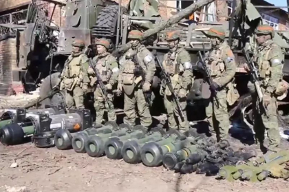 O unitate de elita a Rusiei isi prezinta captura de razboi: O mana de rachete Javelin si un sistem antitanc NLAW - VIDEO
