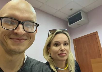 Marina Ovsiannikova, jurnalista arestata luni pentru un protest anti-razboi la Pervii Kanal, a scapat cu o amenda administrativa
Marina Ovsiannikova, jurnalista arestata luni pentru un protest anti-razboi la Pervii Kanal, a scapat cu o amenda administrativa