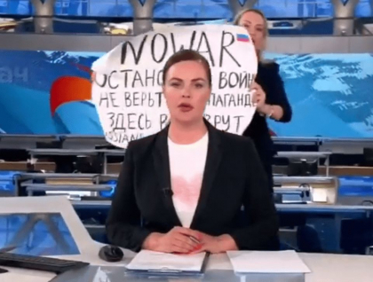 „Orice s-ar intampla, stai ca o piatra”. Cum explica prezentatoarea rusa de stiri lipsa de reactie in timpul protestului din studio - VIDEO