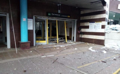 Rusii au bombardat o statie de metrou din Kiev, distrugand fatada si birourile acesteia. Statia, aproape de centrul capitalei, a fost inchisa Rusii au bombardat o statie de metrou din Kiev, distrugand fatada si birourile acesteia. Statia, aproape de centrul capitalei, a fost inchisa