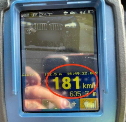 Un sofer - amendat dupa ce a depasit limita de viteza. Politia: ,,Se deplasa prin sat cu 181 km/h'' - FOTO
Un sofer - amendat dupa ce a depasit limita de viteza. Politia: ,,Se deplasa prin sat cu 181 km/h'' - FOTO