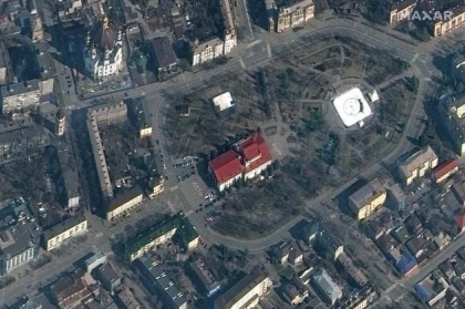 O imagine din satelit arata ca, in urma cu doua zile, cuvantul „copii” era scris mare, in limba rusa, langa teatrul din Mariupol, bombardat de rusi - FOTO