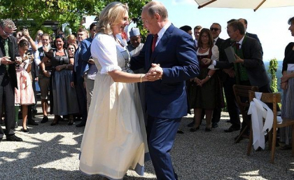 Kronen Zeitung: In 2018, Vladimir Putin i-a daruit sefei diplomatiei austriece o pereche de cercei in valoare de 50.000 de euro