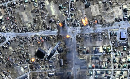 Nori densi de fum negru dupa bombardamente intense la Harkov. Ar fi fost vizate depozite de combustibil sau alte substante chimice