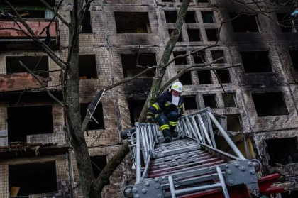 Aproape 30 de case au ars in orasul Rubijne, in urma atacurilor armatei ruse