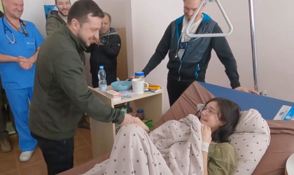 Zelenski a vizitat mai multi raniti internati la spital. Oamenii au ramas impresionati de gestul lui pana la lacrimi - VIDEO Zelenski a vizitat mai multi raniti internati la spital. Oamenii au ramas impresionati de gestul lui pana la lacrimi - VIDEO