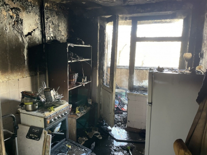 Un apartament din capitala a luat foc, iar doua echipaje de pompieri au intervenit pentru a stinge flacarile. Imagini de la locul faptei - GALERIE FOTO