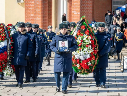 „Pe cine ingropam, tatuca comandant?” Un colonel rus mort in razboiul din Ucraina a fost dus pe ascuns acasa si inmormantat - FOTO