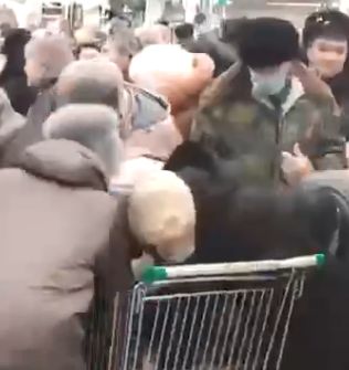 Bataie pentru zahar intr-un oras din Rusia. Momentul in care mai multe persoane se imbulzesc intr-un magazin din Kasimov - VIDEO Bataie pentru zahar intr-un oras din Rusia. Momentul in care mai multe persoane se imbulzesc intr-un magazin din Kasimov - VIDEO