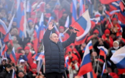 Vladimir Putin a aparut pe scena la un spectacol grandios pe un stadion din Moscova, pentru a celebra anexarea Crimeei. Imaginea presedintelui a disparut brusc in mijlocul discursului si a fost inlocuita cu imaginea unui cantaret - VIDEO