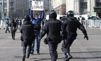 Marturii ale unor rusi care au demonstrat impotriva razboiului: De la bataie, la tortura, tactici de intimidare si amenintari