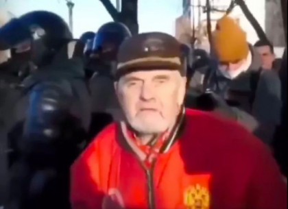 „Toata lumea rade de noi. Poporul rus a devenit „badla”. Putin e un fricos”. Declaratiile curajoase ale unui veteran rus in fata fortelor de ordine - VIDEO „Toata lumea rade de noi. Poporul rus a devenit „badla”. Putin e un fricos”. Declaratiile curajoase ale unui veteran rus in fata fortelor de ordine - VIDEO
