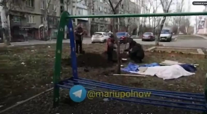 Imagini infioratoare in Mariupol, unde oamenii isi ingroapa vecinii in fata blocurilor - VIDEO Imagini infioratoare in Mariupol, unde oamenii isi ingroapa vecinii in fata blocurilor - VIDEO