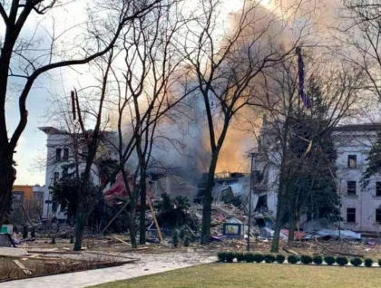 Soarta a sute de oameni, inca necunoscuta la doua zile dupa bombardarea teatrului din Mariupol. Eforturile de salvare, ingreunate de atacurile rusesti