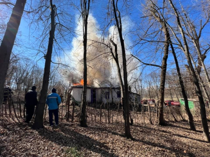 O casa batraneasca din parcul Dendrariu din capitala a luat foc. Trei echipaje de pompieri au intervenit. Imagini de la locul faptei - FOTO/VIDEO