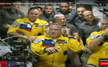 Trei cosmonauti rusi au sosit la Statia Spatiala Internationala in costume de zbor galben si albastru, culorile drapelului ucrainean, intr-o aparenta curajoasa declaratie impotriva razboiului Trei cosmonauti rusi au sosit la Statia Spatiala Internationala in costume de zbor galben si albastru, culorile drapelului ucrainean, intr-o aparenta curajoasa declaratie impotriva razboiului