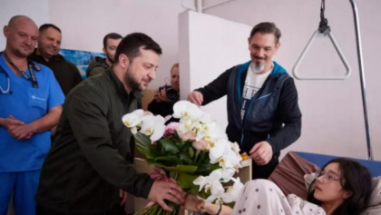 Povestea impresionanta a Katiei, tanara care a incasat 12 gloante, dupa ce a sarit in fata mitralierelor pentru a-si salva fratiorul. Zelenski a vizitat-o la spital