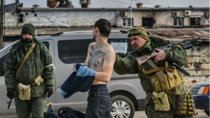 Luptatorii Azov sunt vanati de soldatii rusi in Mariupol. Barbatii sunt opriti pe strazi si dezbracati