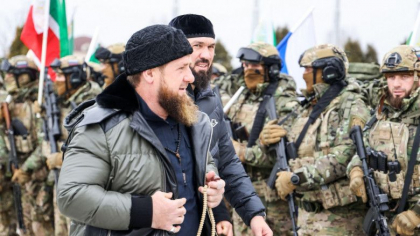 Luptatorii ceceni o iau la fuga cand militarii ucraineni incep sa traga spre ei - VIDEO Luptatorii ceceni o iau la fuga cand militarii ucraineni incep sa traga spre ei - VIDEO