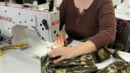 Un celebru brand ucrainean, cunoscut pentru rochiile decadente de mireasa, produce tinute si veste de asalt pentru armata Un celebru brand ucrainean, cunoscut pentru rochiile decadente de mireasa, produce tinute si veste de asalt pentru armata