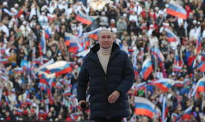 Unii rusi sustin ca au fost fortati sa participe la mitingul lui Putin. Ar fi fost adusi cu autobuze si santajati ca-si vor pierde locul de munca Unii rusi sustin ca au fost fortati sa participe la mitingul lui Putin. Ar fi fost adusi cu autobuze si santajati ca-si vor pierde locul de munca