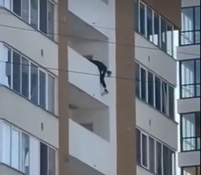 Momentul in care un barbat incearca sa sara de la etajul 14 al unui bloc de locuit din capitala. Oamenii legii au intervenit - VIDEO